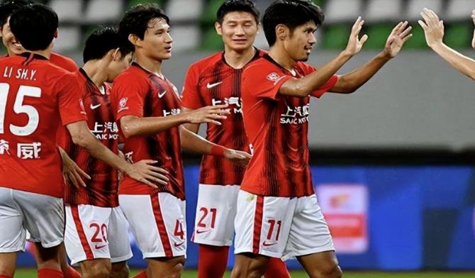 开云在线平台-转折点埃因霍温调整名单，亚冠冲刺阶段攻防权衡，管理层满意，更衣室氛围转暖(曼城2024阵型)